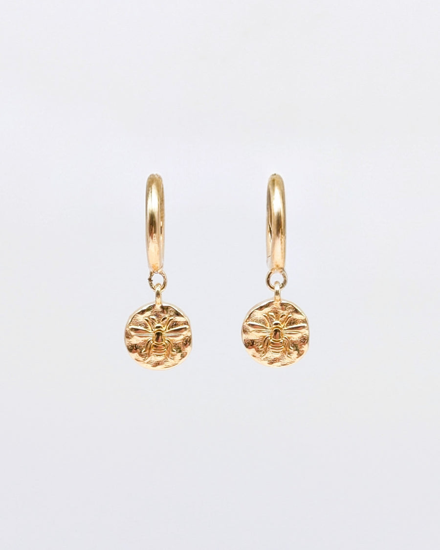 Petites créoles avec médaille abeille